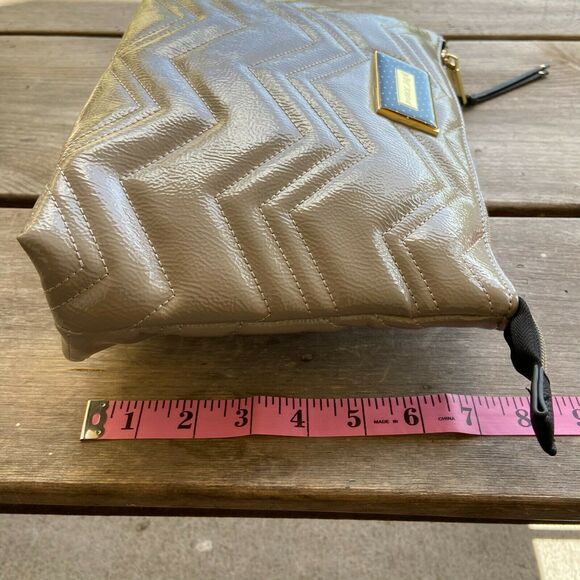 Betsey Johnson Taupe Quilted Clutch Purse Cosmetic Bag NEW NWOT Black - Picture 5 of 6